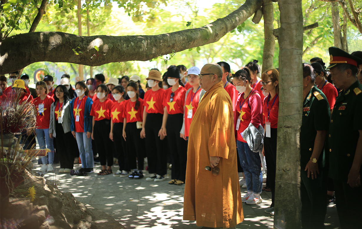 Viếng Nghĩa trang liệt sĩ quốc gia Trường Sơn nhân kỷ niệm 75 năm ngày thương binh liệt sỹ 27/7